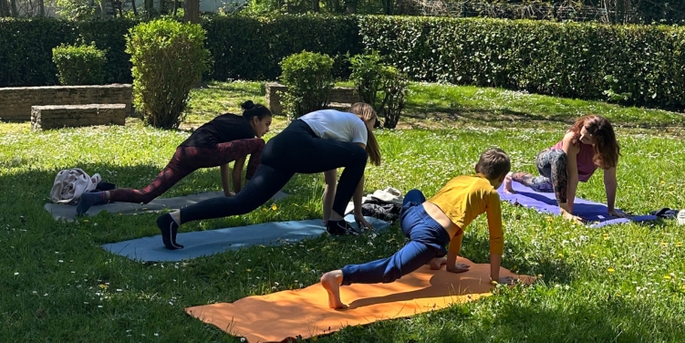 professeur de yoga cours en extérieur